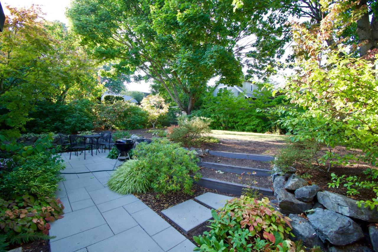 Phinney Ridge Flat With Backyard Oasis Seattle Exterior photo