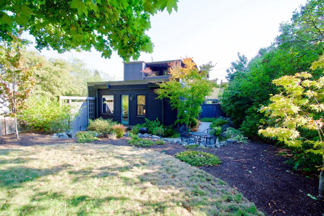 Phinney Ridge Flat With Backyard Oasis Seattle Exterior photo